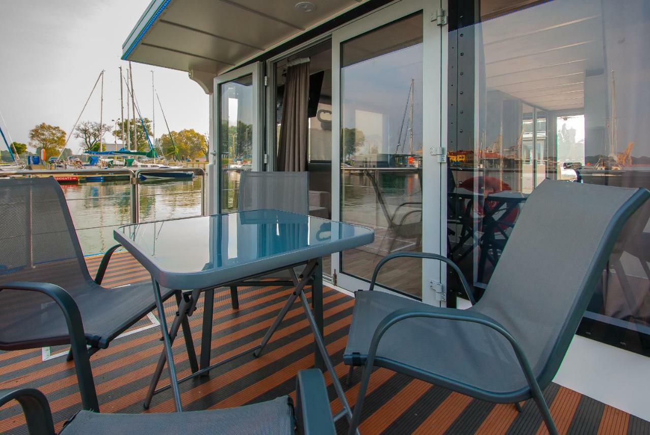 Amber Houseboat Apartment Swinoujscie Bagian luar foto